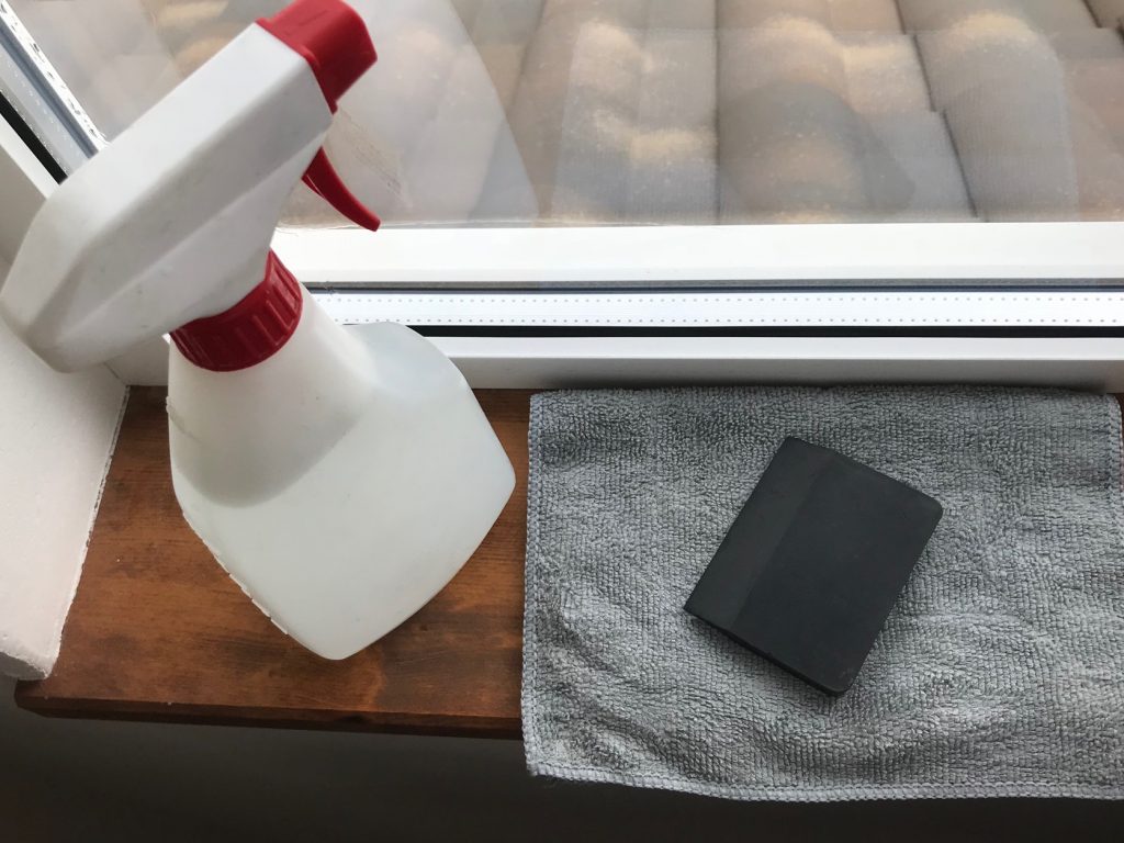 DIYでガラスのフィルム貼に用意するものは、石鹸水の入った霧吹き、雑巾、ゴムベラの３点