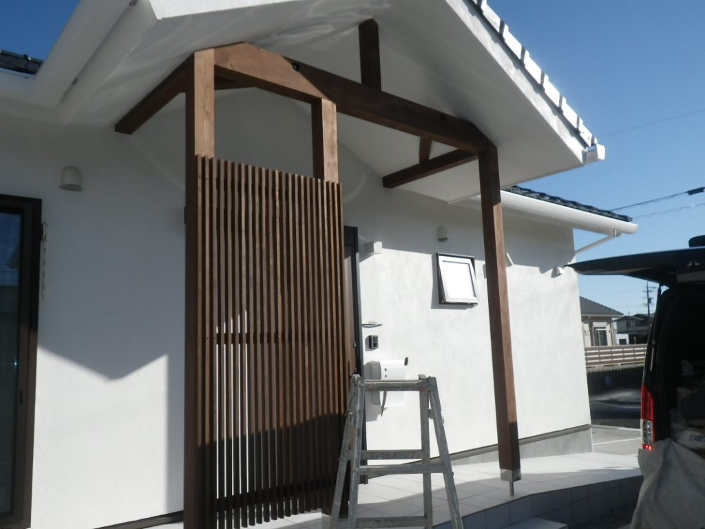 玄関の格子を塗装する 設計士 コーディネーターブログ リフォーム部門 アイジースタイルハウス 名古屋 豊橋 浜松