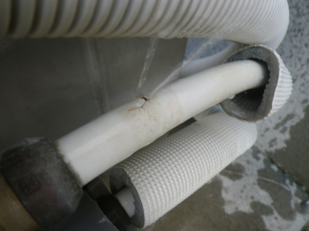 ヒートポンプ配管からの水漏れ原因は配管の亀裂