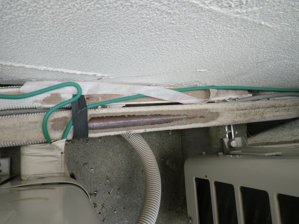 エアコン室外機の配管カバー劣化