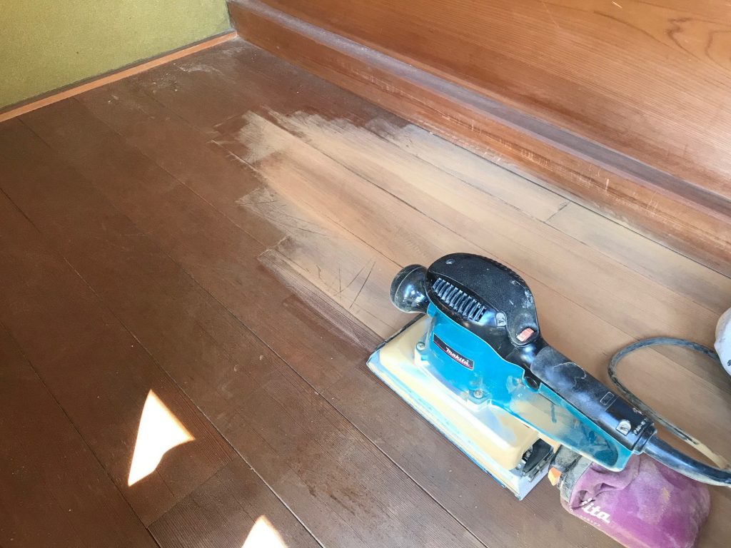 無垢床材の塗装剥離作業